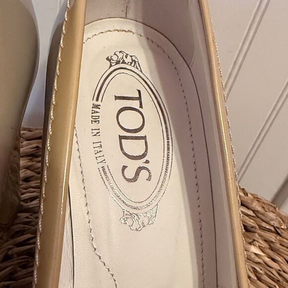 Tod's Grey Taupe Patent Leather Stacked Heels with Buckle - 39 - Great Condition - Picture 8 of 13